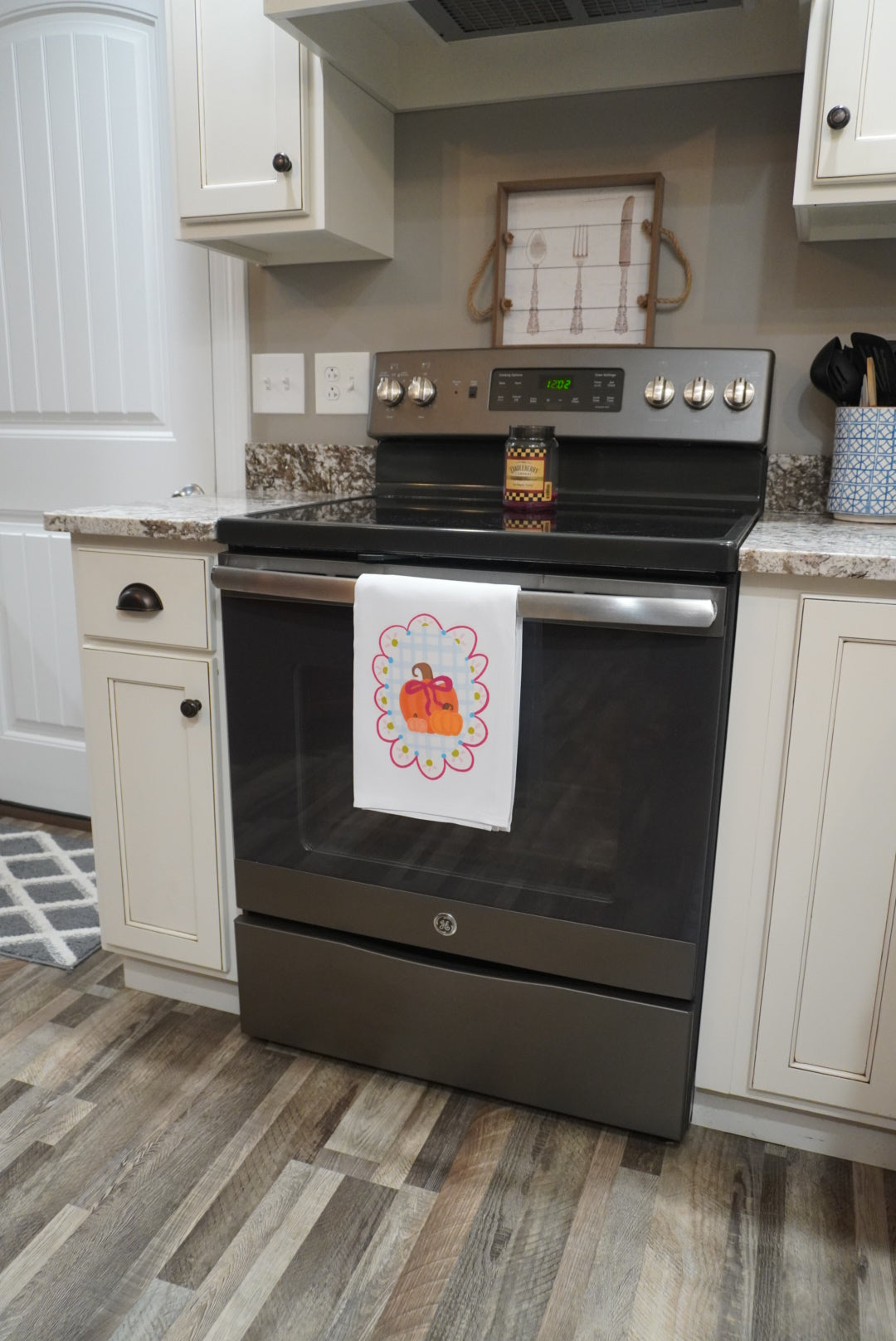 Scalloped Pumpkin with Bow Tea Towel